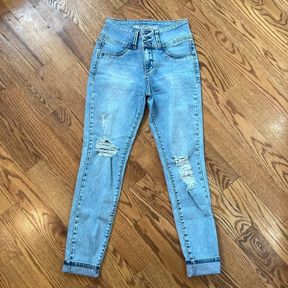 Women’s Wallflower Sassy High Rise Jeans. Size 7. Like New Condition.